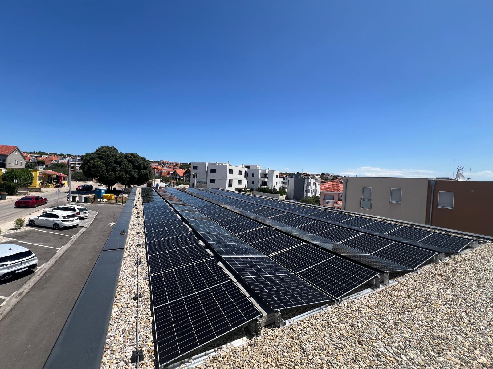 Solarna elektrana 51 kWp na ravnom krovu supermarketa u Zadru, naselje Plovanija