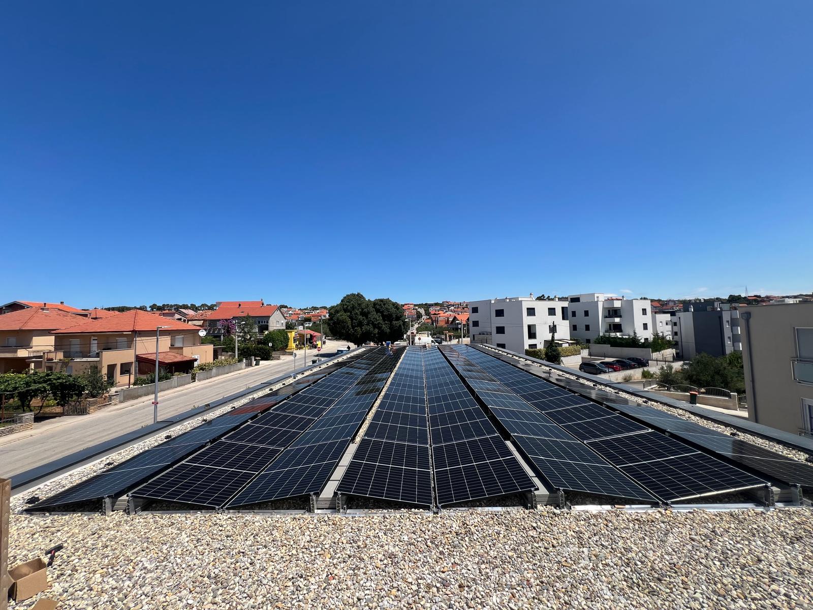 Redovi solarnih panela u istok-zapad postavi na balastnoj podkonstrukciji, Zadar Plovanija